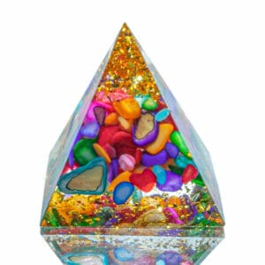 Pirámide Orgonita Artesanal de Ágata Coloreada: Equilibrio y Armonía